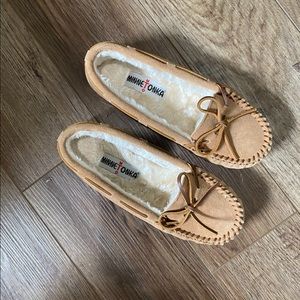 New Minnetonka moccasin size 7 in cinnamon